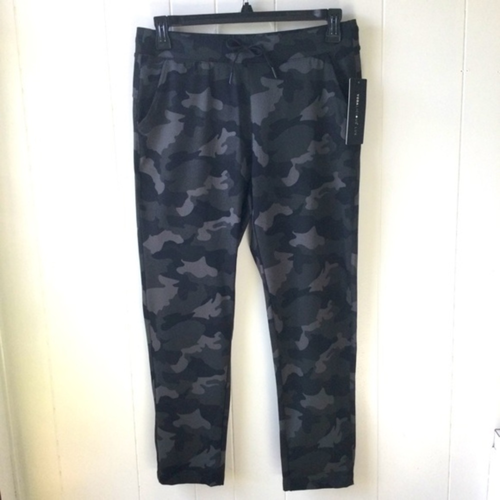 YOGALICIOUS Camo Army Green capri size Medium